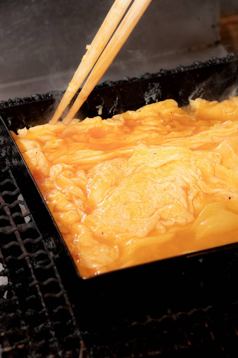 たまご焼きを焼いている写真